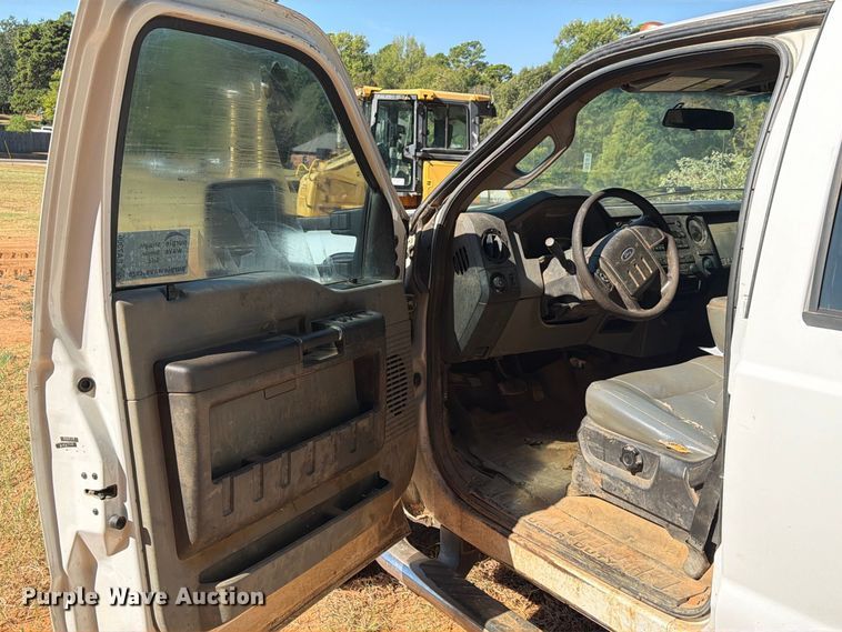 image for item EA7366 2013 Ford F350 Super Duty Crew Cab flatbed pickup truck