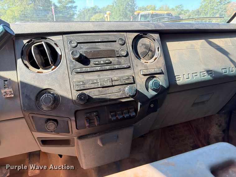 image for item EA7366 2013 Ford F350 Super Duty Crew Cab flatbed pickup truck