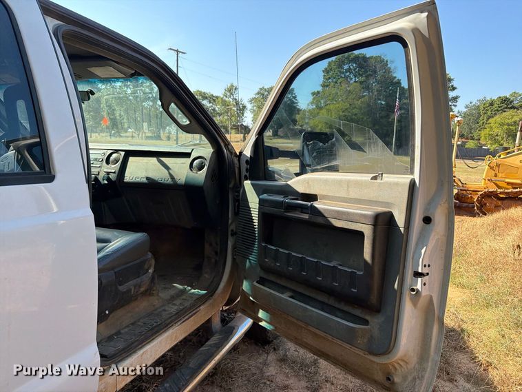 image for item EA7366 2013 Ford F350 Super Duty Crew Cab flatbed pickup truck