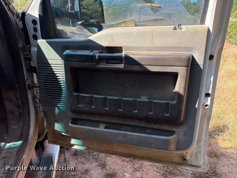 image for item EA7366 2013 Ford F350 Super Duty Crew Cab flatbed pickup truck