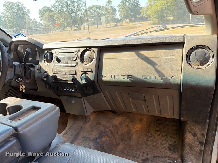 image for item EA7366 2013 Ford F350 Super Duty Crew Cab flatbed pickup truck
