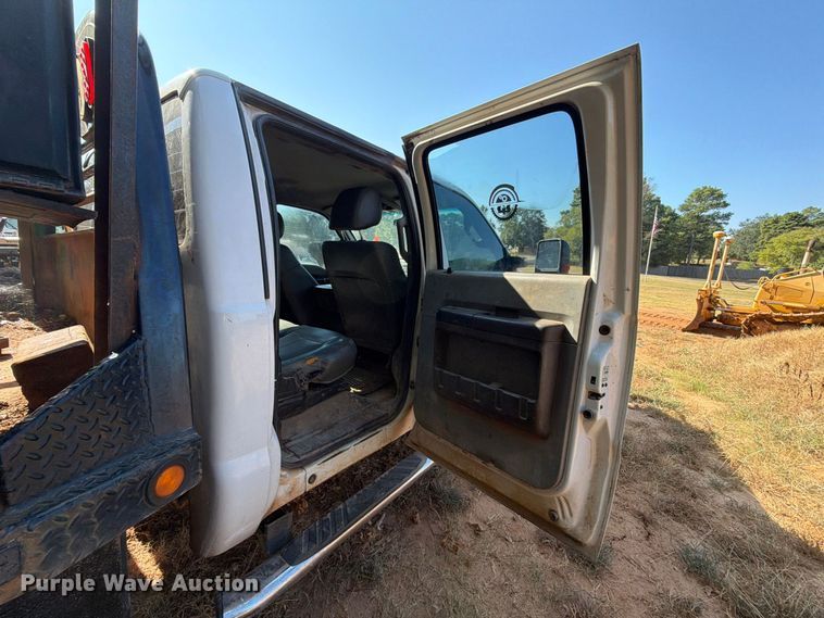 image for item EA7366 2013 Ford F350 Super Duty Crew Cab flatbed pickup truck