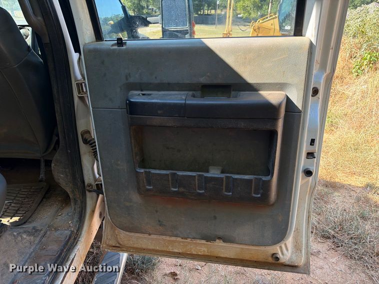 image for item EA7366 2013 Ford F350 Super Duty Crew Cab flatbed pickup truck