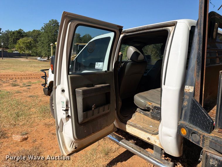 image for item EA7366 2013 Ford F350 Super Duty Crew Cab flatbed pickup truck