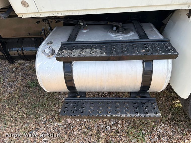 image for item EA7381 2019 International DuraStar 4300 refrigerated truck