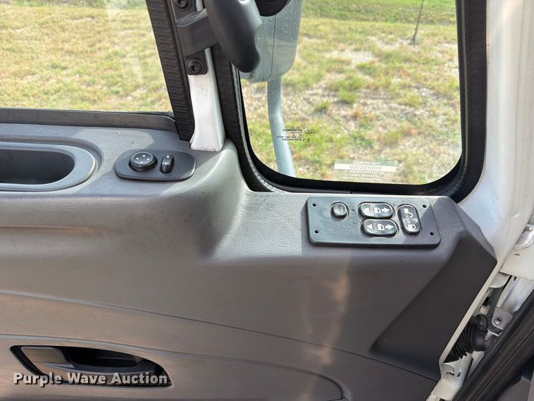 image for item EA7381 2019 International DuraStar 4300 refrigerated truck