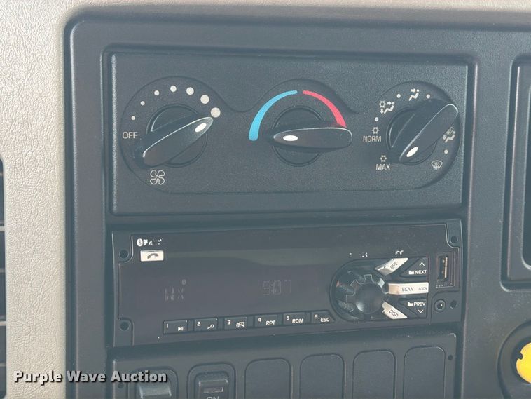 image for item EA7381 2019 International DuraStar 4300 refrigerated truck