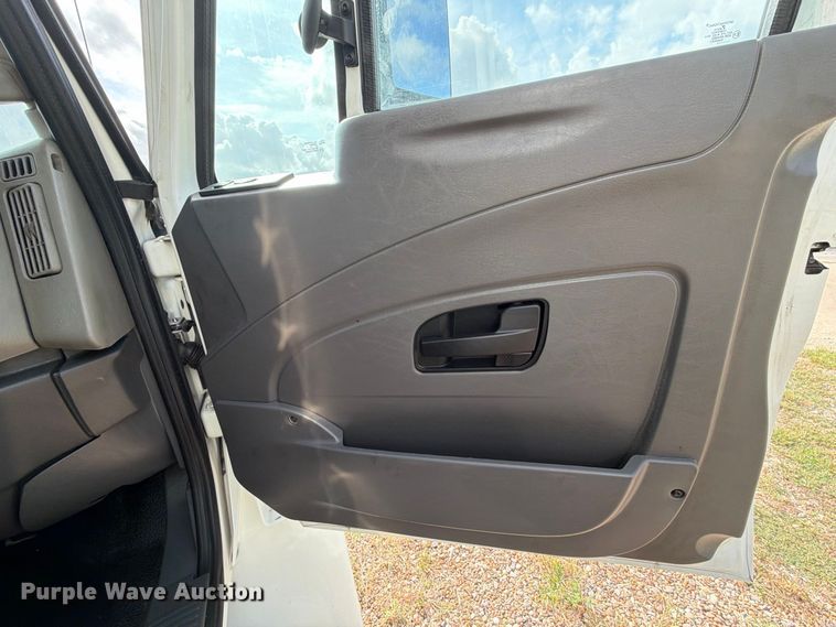 image for item EA7381 2019 International DuraStar 4300 refrigerated truck
