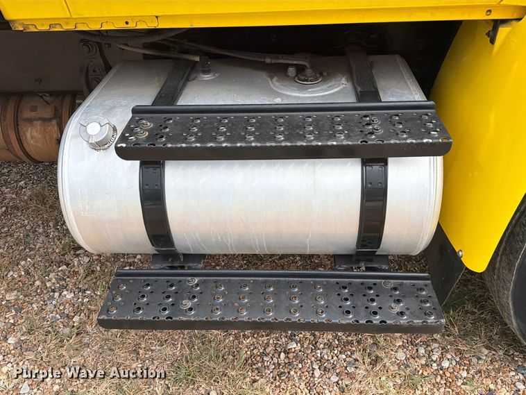 image for item EA7383 2019 International DuraStar 4300 refrigerated truck