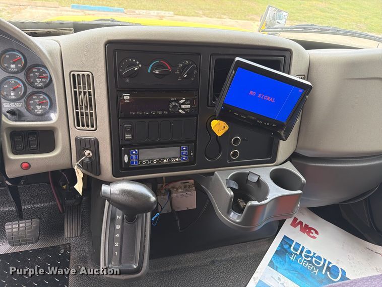 image for item EA7383 2019 International DuraStar 4300 refrigerated truck