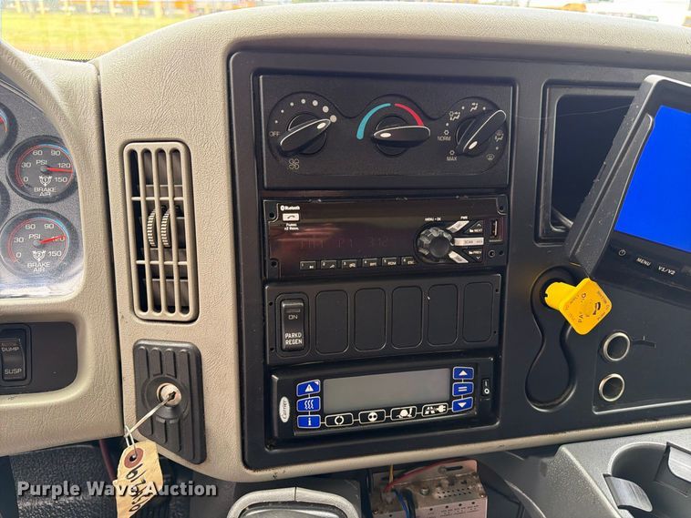 image for item EA7383 2019 International DuraStar 4300 refrigerated truck