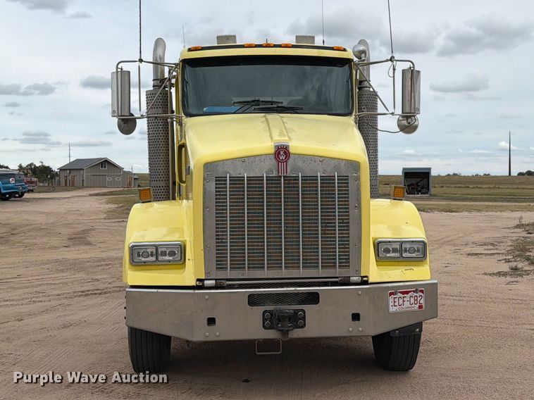 image for item ED0068 2007 Kenworth T800 semi truck