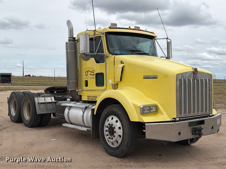 image for item ED0068 2007 Kenworth T800 semi truck