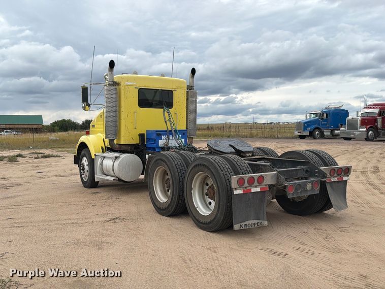 image for item ED0068 2007 Kenworth T800 semi truck