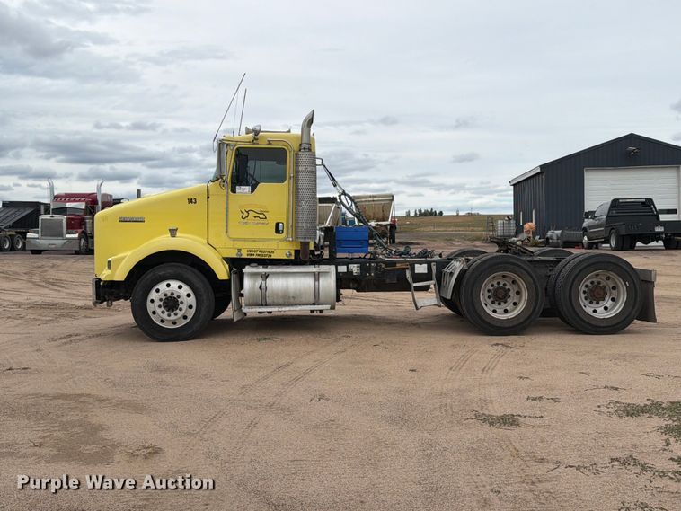 image for item ED0068 2007 Kenworth T800 semi truck