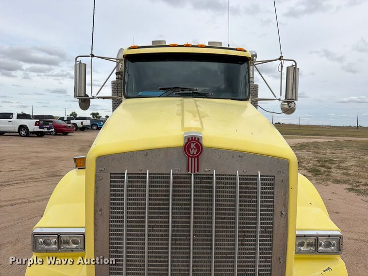 image for item ED0068 2007 Kenworth T800 semi truck
