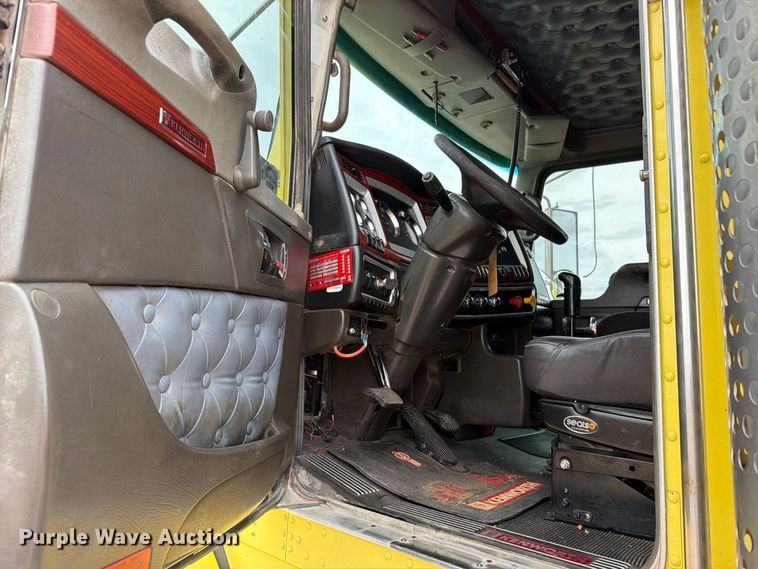 image for item ED0068 2007 Kenworth T800 semi truck