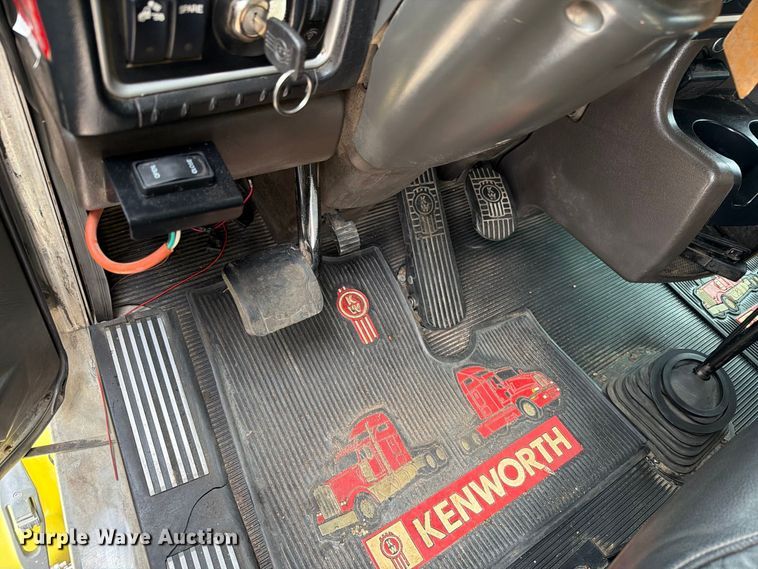 image for item ED0068 2007 Kenworth T800 semi truck