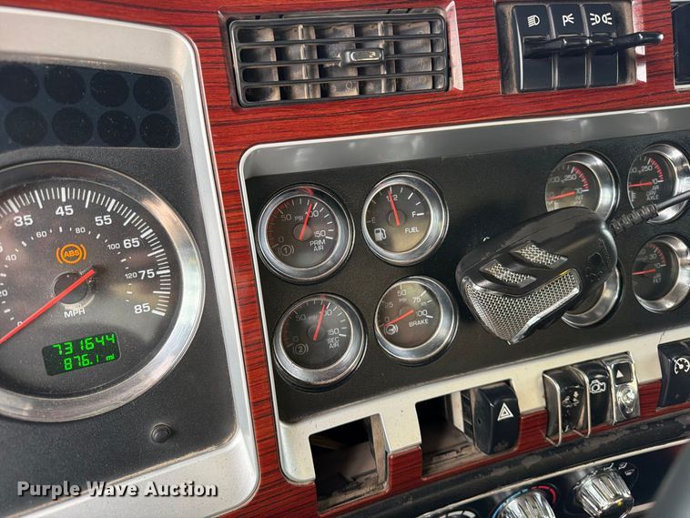 image for item ED0068 2007 Kenworth T800 semi truck