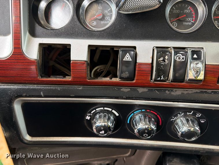 image for item ED0068 2007 Kenworth T800 semi truck