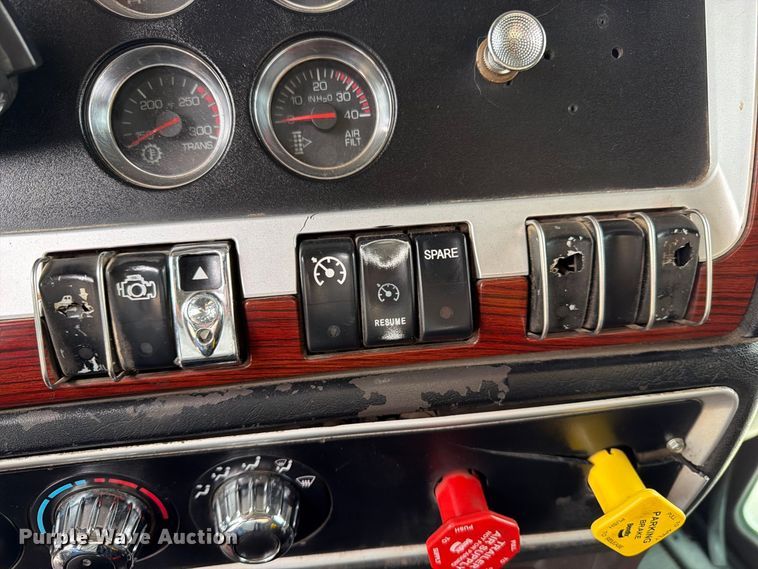 image for item ED0068 2007 Kenworth T800 semi truck