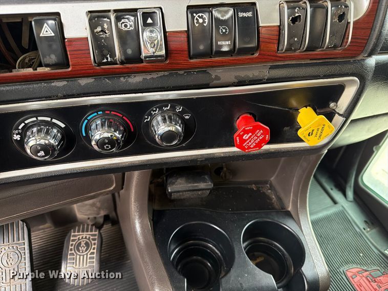 image for item ED0068 2007 Kenworth T800 semi truck