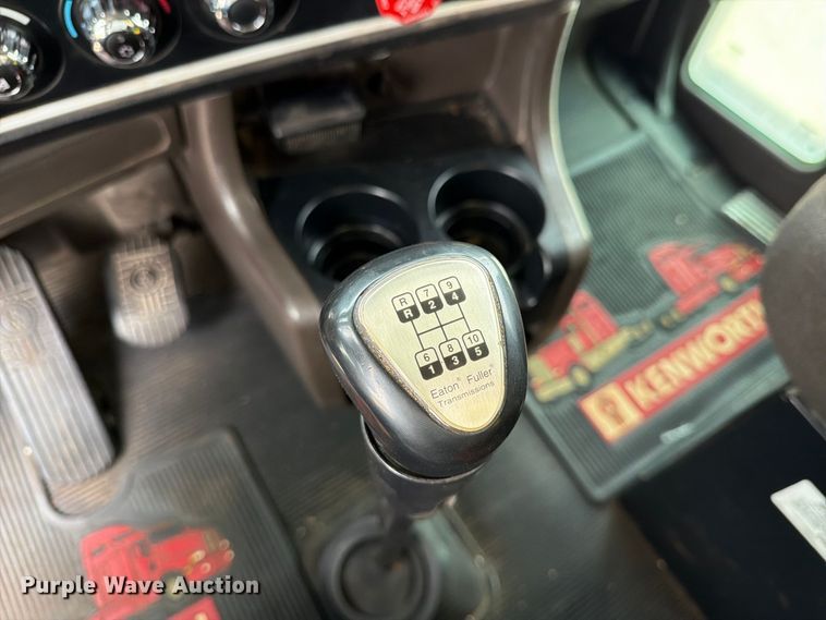 image for item ED0068 2007 Kenworth T800 semi truck