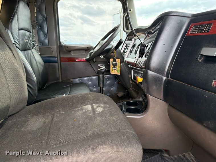image for item ED0068 2007 Kenworth T800 semi truck