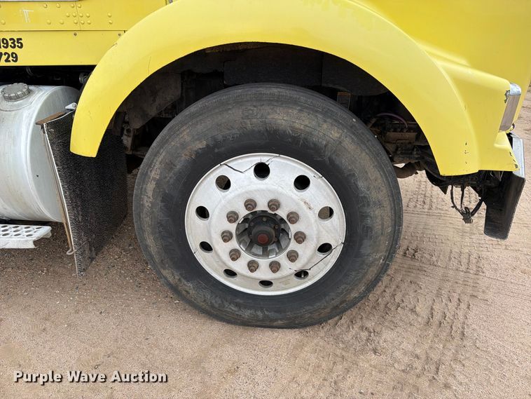 image for item ED0068 2007 Kenworth T800 semi truck