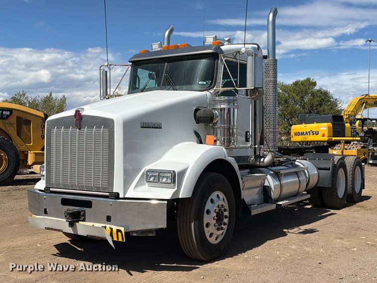 image for item ED0205 2014 Kenworth T800 semi truck