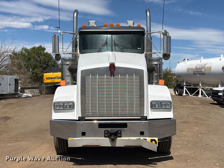 image for item ED0205 2014 Kenworth T800 semi truck