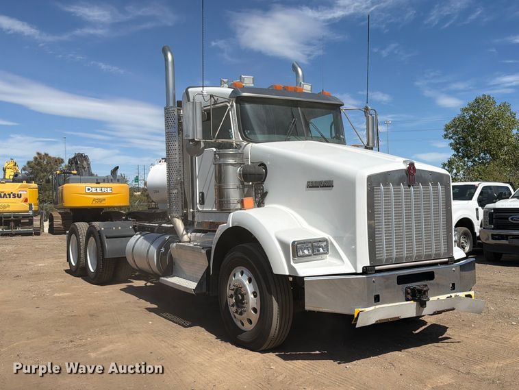 image for item ED0205 2014 Kenworth T800 semi truck
