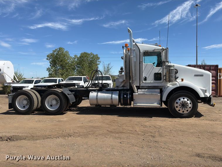 image for item ED0205 2014 Kenworth T800 semi truck