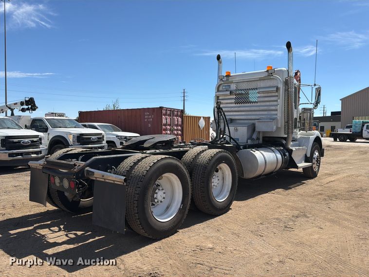 image for item ED0205 2014 Kenworth T800 semi truck