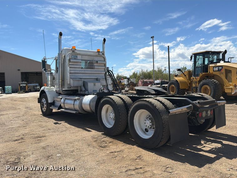 image for item ED0205 2014 Kenworth T800 semi truck