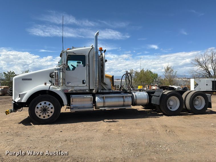 image for item ED0205 2014 Kenworth T800 semi truck