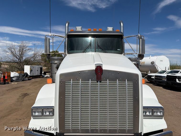 image for item ED0205 2014 Kenworth T800 semi truck