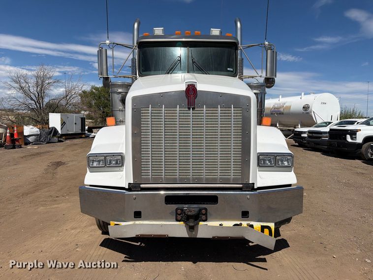 image for item ED0205 2014 Kenworth T800 semi truck