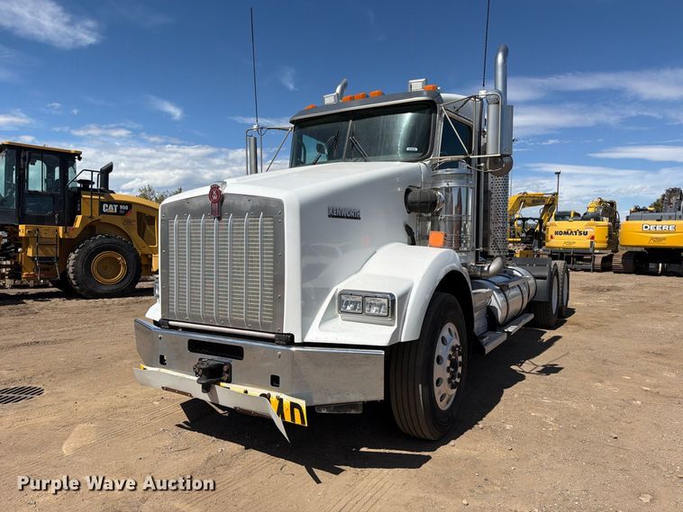image for item ED0205 2014 Kenworth T800 semi truck