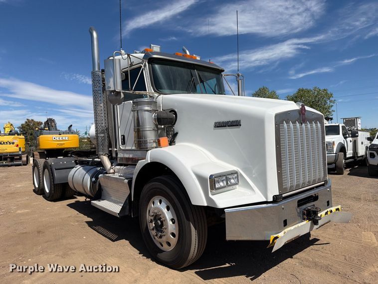 image for item ED0205 2014 Kenworth T800 semi truck