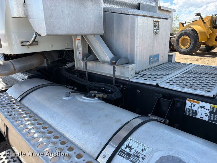 image for item ED0205 2014 Kenworth T800 semi truck