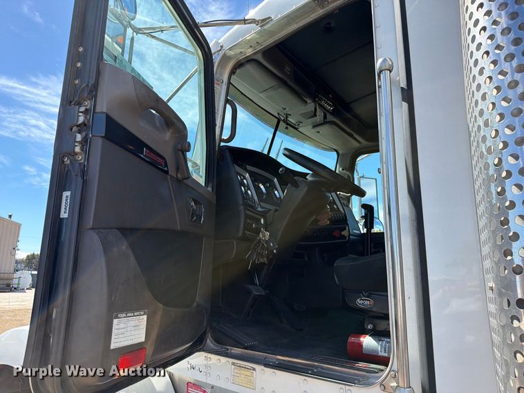 image for item ED0205 2014 Kenworth T800 semi truck