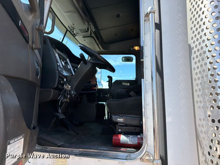 image for item ED0205 2014 Kenworth T800 semi truck