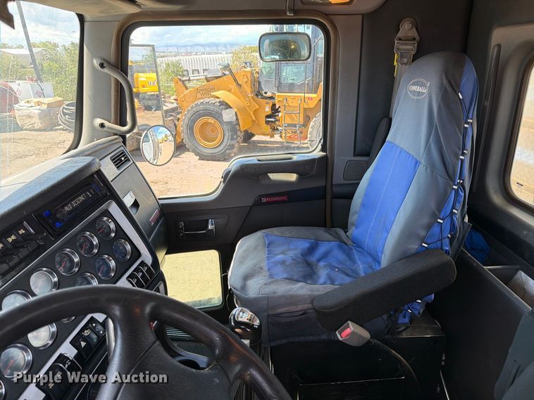 image for item ED0205 2014 Kenworth T800 semi truck