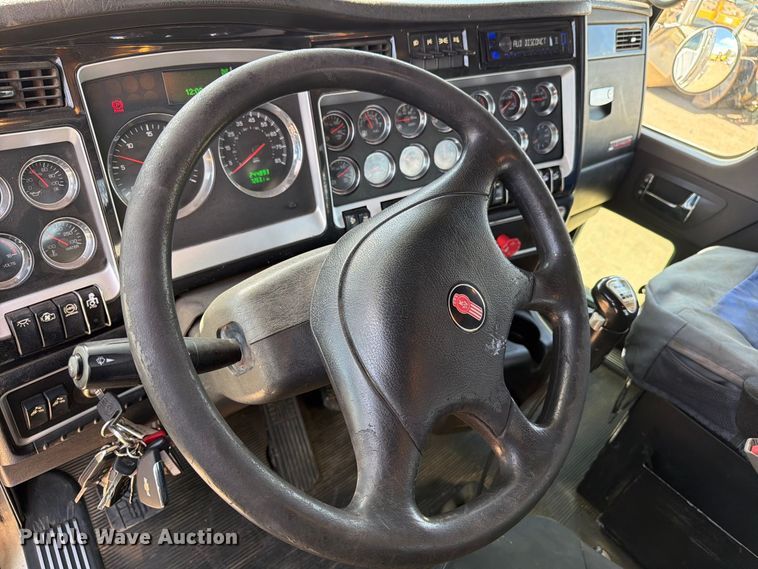image for item ED0205 2014 Kenworth T800 semi truck