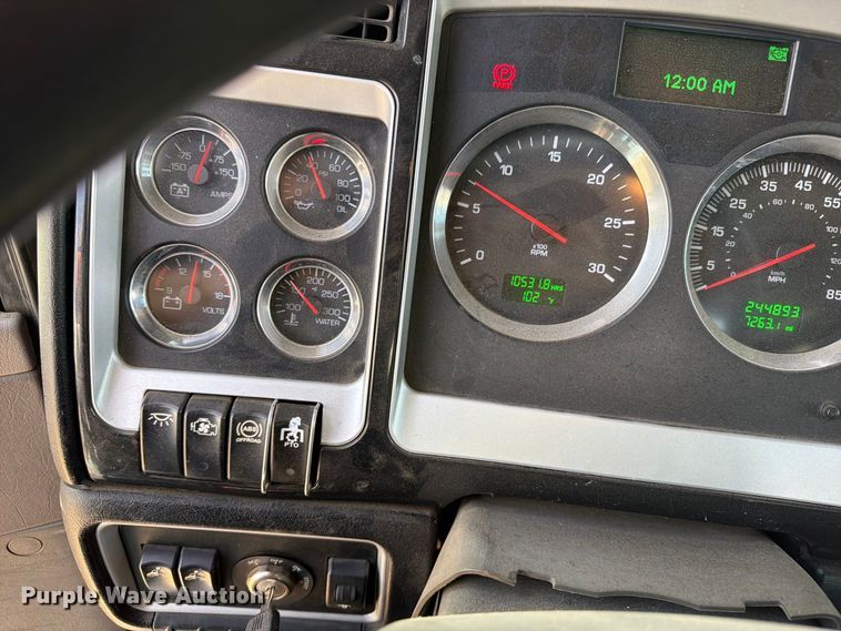 image for item ED0205 2014 Kenworth T800 semi truck