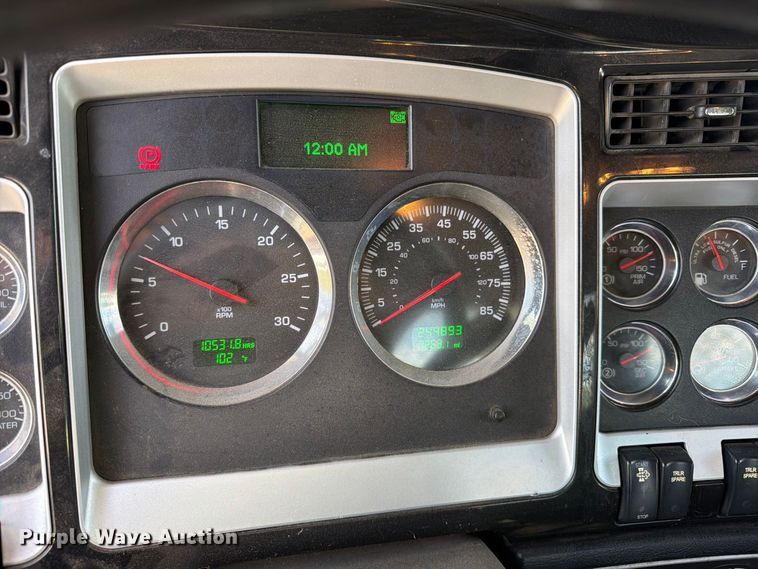 image for item ED0205 2014 Kenworth T800 semi truck