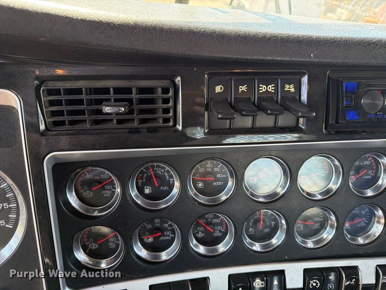 image for item ED0205 2014 Kenworth T800 semi truck