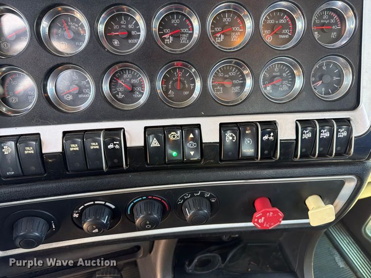 image for item ED0205 2014 Kenworth T800 semi truck