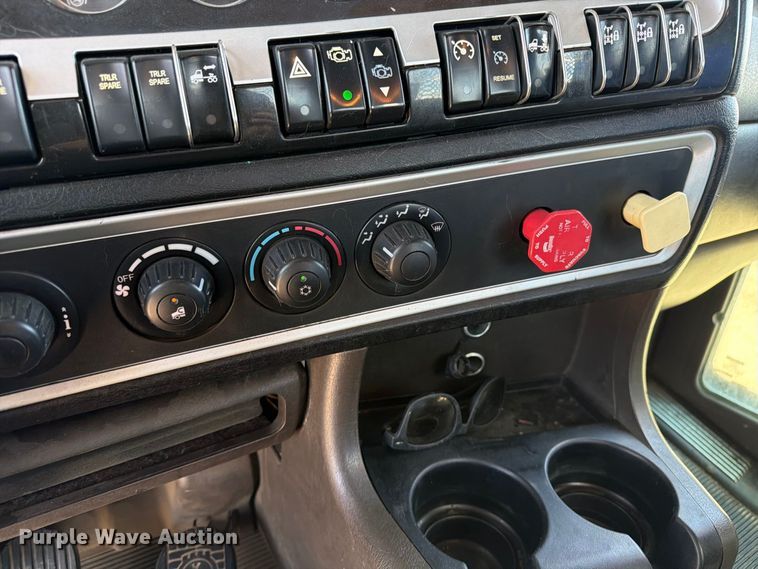 image for item ED0205 2014 Kenworth T800 semi truck